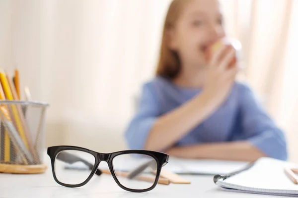 Fleißiger netter Student mit einer kleinen Pause — Stockfoto