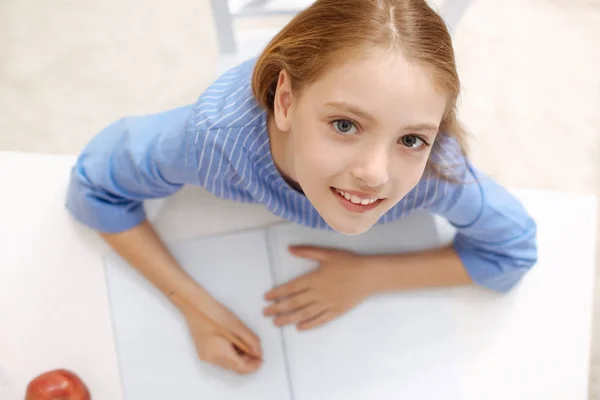 Inspirado menina talentosa escrevendo seus ides — Fotografia de Stock