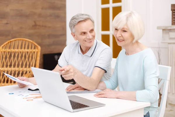 Oprechte productieve dame delen van haar werk met haar man — Stockfoto