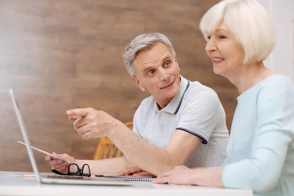 Interessierter cleverer Mann stellt Fragen zu Ehefrauen-Projekt — Stockfoto