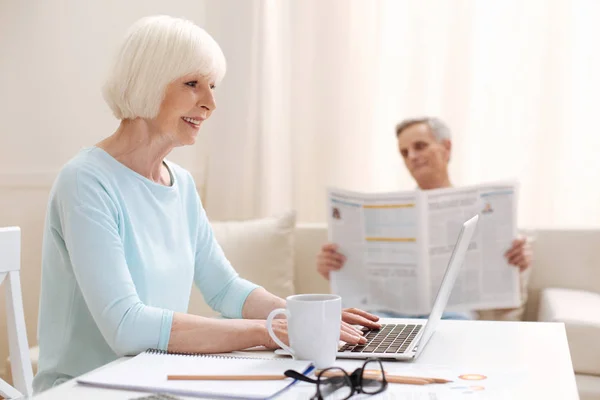 Ambiciosa anciana activa que trabaja como freelancer —  Fotos de Stock