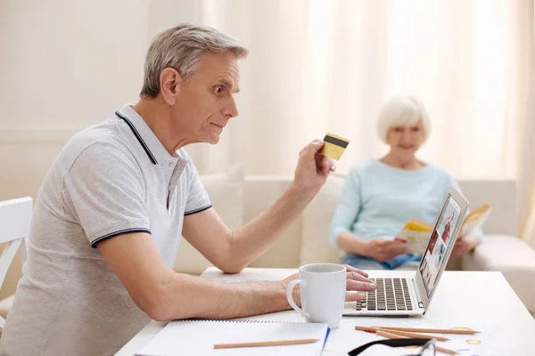 Doordachte levendige man kiezen sommige producten online — Stockfoto