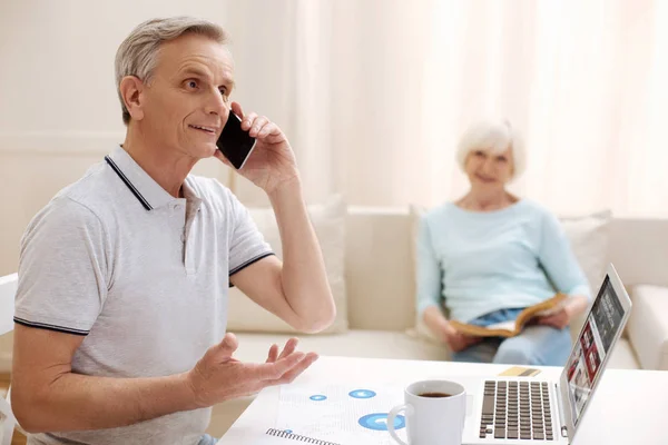 Uomo sincero e amichevole che discute di affari al telefono — Foto Stock