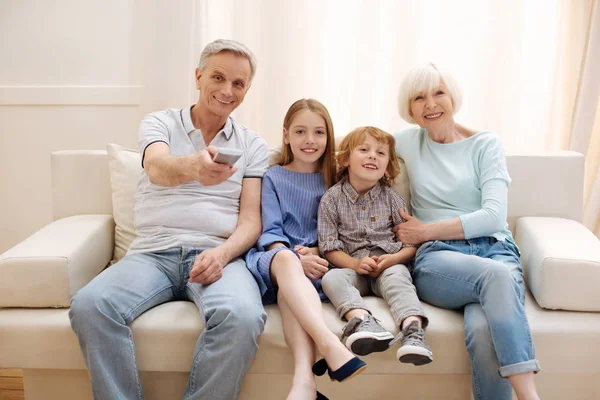 Positiv levande familj titta på en film tillsammans — Stockfoto