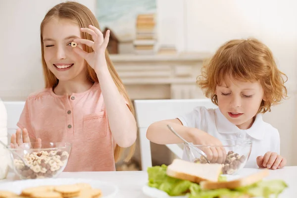 Obdivuhodná pulzující sourozenci se baví s jejich jídlo — Stock fotografie