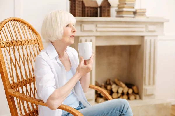 Vrolijke relaxte vrouw met een warm drankje — Stockfoto