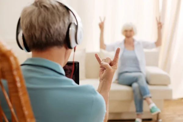 Expressivo diversão vovô desfrutando de alguma grande música — Fotografia de Stock