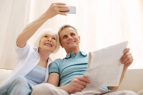 Sweet romantic elderly couple taking a selfie — Stock Photo, Image