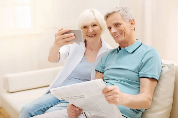 Activa pareja de ancianos amorosos tomando una foto juntos —  Fotos de Stock