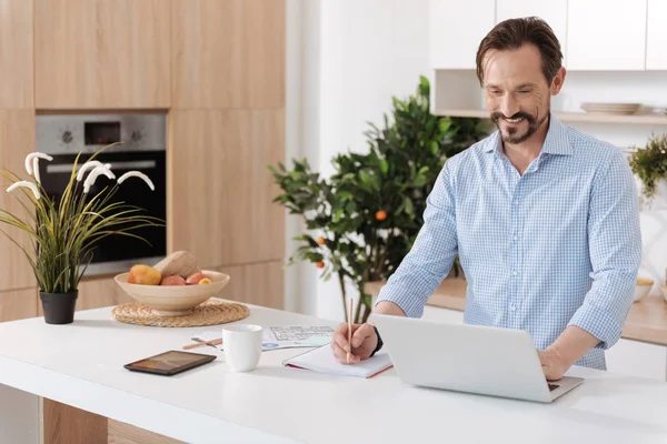 Hombre copiar datos de la computadora portátil — Foto de Stock