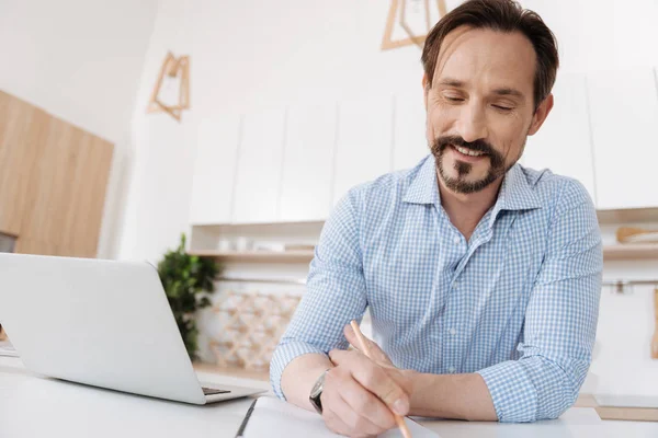 Guapo barbudo joven tomando notas — Foto de Stock