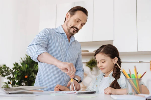 Jonge vader laten zien hoe te gebruiken kompas — Stockfoto