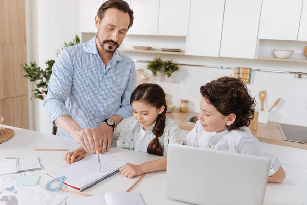 Zorgzame vader geometrie toewijzing uit te leggen — Stockfoto