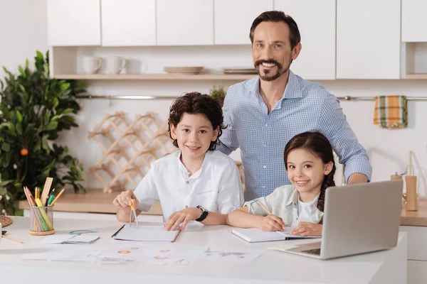 Família feliz se preparando para o próximo dia de escola — Fotografia de Stock