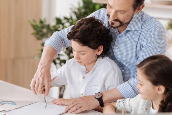 Felice padre amorevole aiutare suo figlio con la matematica — Foto Stock