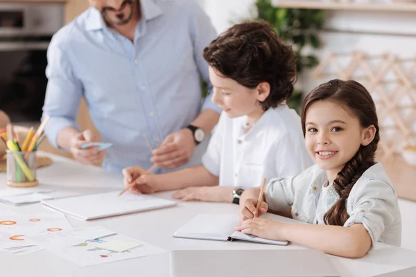 Mooi klein meisje doet haar huis opdracht — Stockfoto