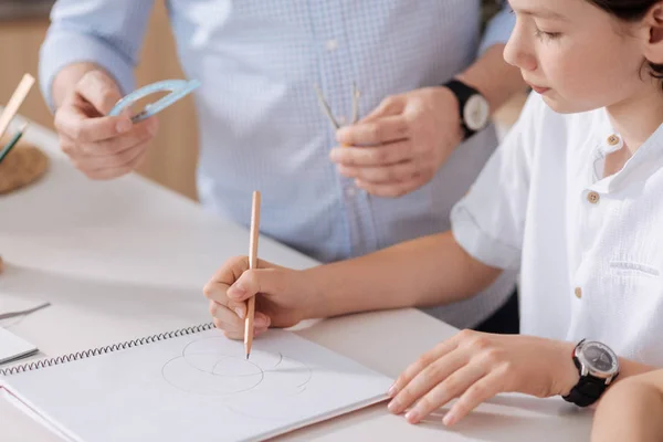 Schöner kleiner Junge zeichnet einen Kreis — Stockfoto