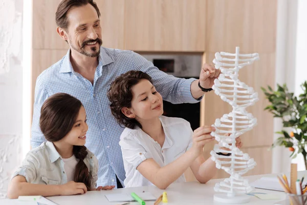 Baba ve çocukları bir 3d Dna modeli eğitim — Stok fotoğraf