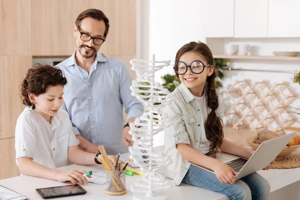 Linda família monoparental se preparando para a escola — Fotografia de Stock