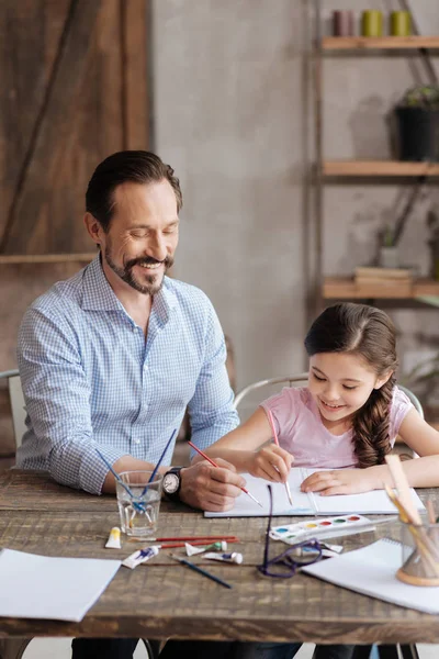 Hijita y su padre pintando con acuarelas — Foto de Stock