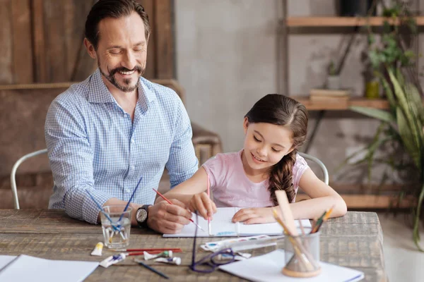 Angenehm inspirierter Vater malt Himmel mit seiner Tochter — Stockfoto