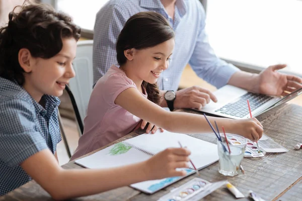 Hermosa pintura de hermanos — Foto de Stock