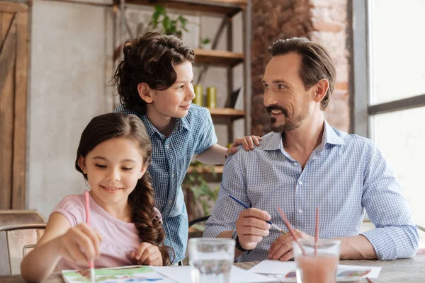 Jonge, bebaarde vader en zoon kijken naar elkaar — Stockfoto