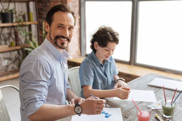 Joven padre feliz de pintar con su hijo — Foto de Stock