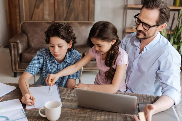 Bambina aiutando suo fratello con il disegno — Foto Stock