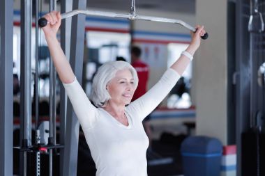 Bayan Fitness makinede çalışan