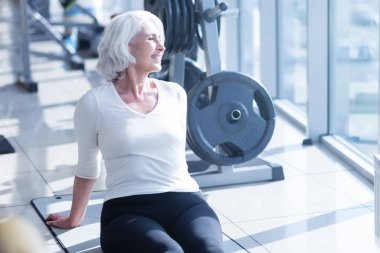 Dinlenme salonunda sahip kadın kıdemli