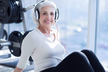 spor salonunda müzik dinlemek kadın