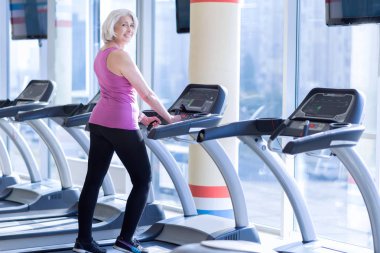 Üst düzey Bayan yarış pistinde egzersiz