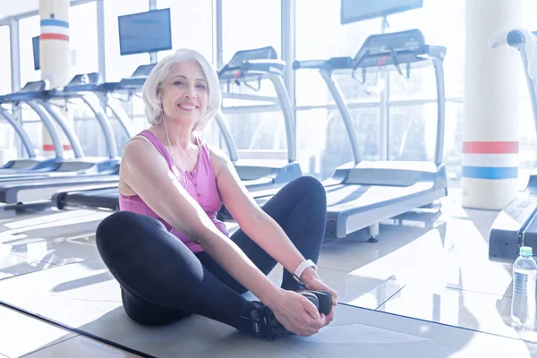 Señora estirándose en el gimnasio — Foto de Stock