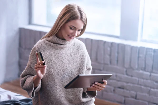 Mujer disfrutando de compras en línea — Foto de Stock