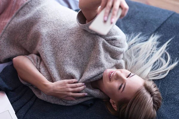 Lány vesz selfie, a hálószobában — Stock Fotó