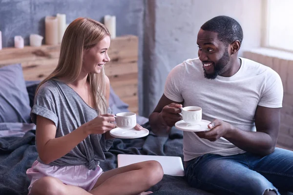 Couple enjoying weekend at home — Stock Photo, Image