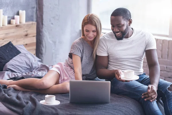 Pareja disfrutando fin de semana en casa — Foto de Stock