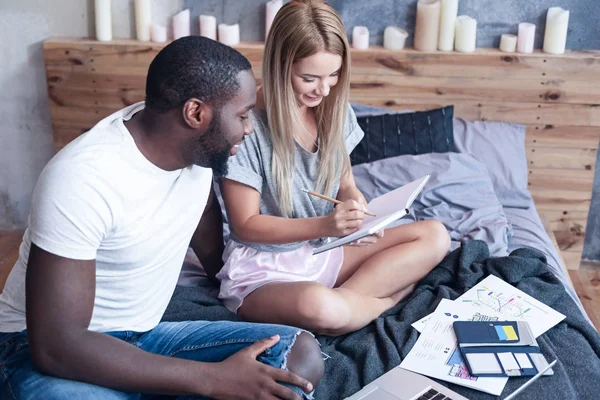 Paar freelance werk thuis genieten — Stockfoto