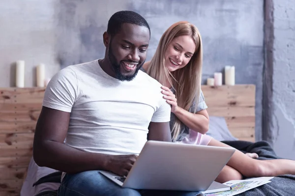 Casal desfrutando de compras online — Fotografia de Stock