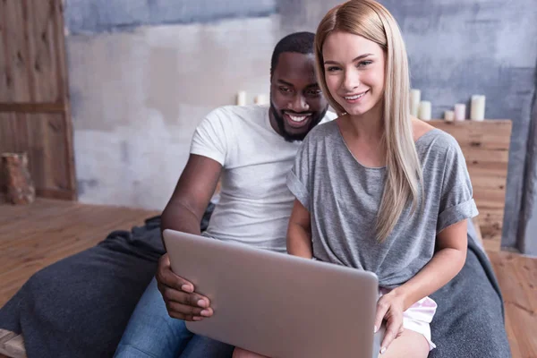 Couple making online purchase — Stock Photo, Image