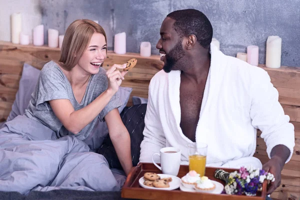 Paar ontbijten in de slaapkamer — Stockfoto