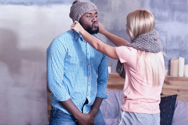 \couple divertirse en casa — Foto de Stock