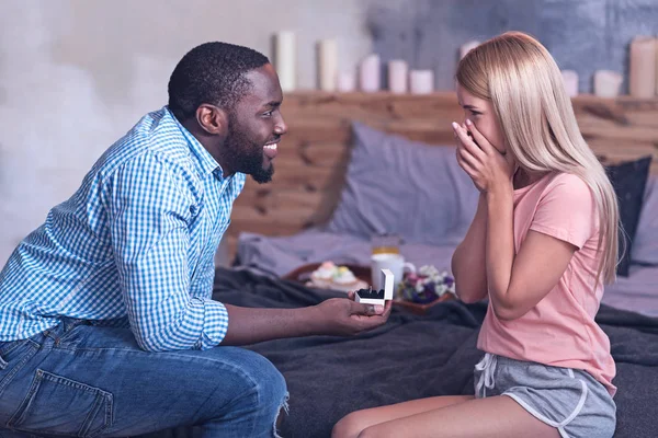 Adam kız arkadaşına nişan teklif yapma — Stok fotoğraf