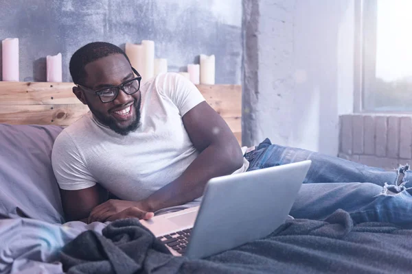 Hombre afroamericano trabajando por cuenta propia en casa — Foto de Stock