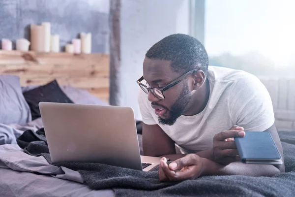 Afro-americano usando laptop en casa — Foto de Stock