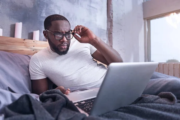 Hombre afroamericano trabajando por cuenta propia en casa — Foto de Stock