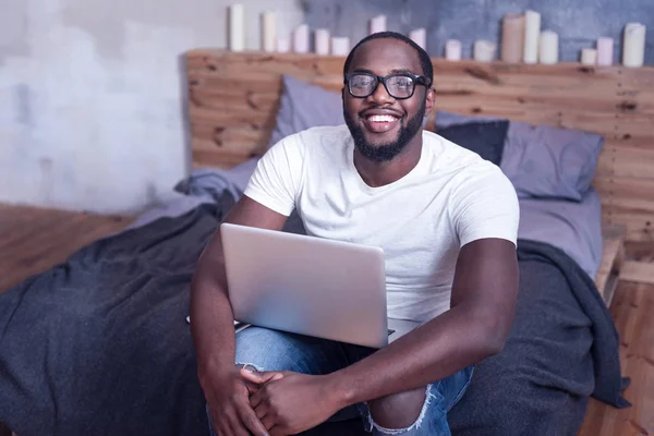 Afro-americano trabalhando em casa — Fotografia de Stock