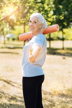 kadın parkta sevinç ifade