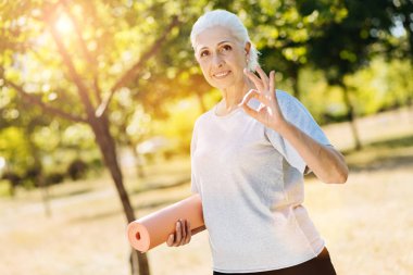 pratik yoga için mutlu hissediyorum kadın